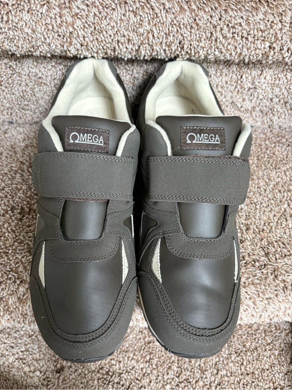 Omega Men’s Athletic Hook-and-Loop Sneakers in Dark Gray and Cream . - Picture 3 of 14
